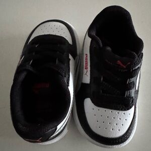 Puma Kids Black and White Sneakers - Easy Pull On - Sz 5